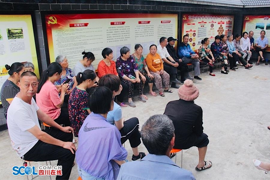 拉家常话廉洁悦来镇百姓院坝会开到田间地头